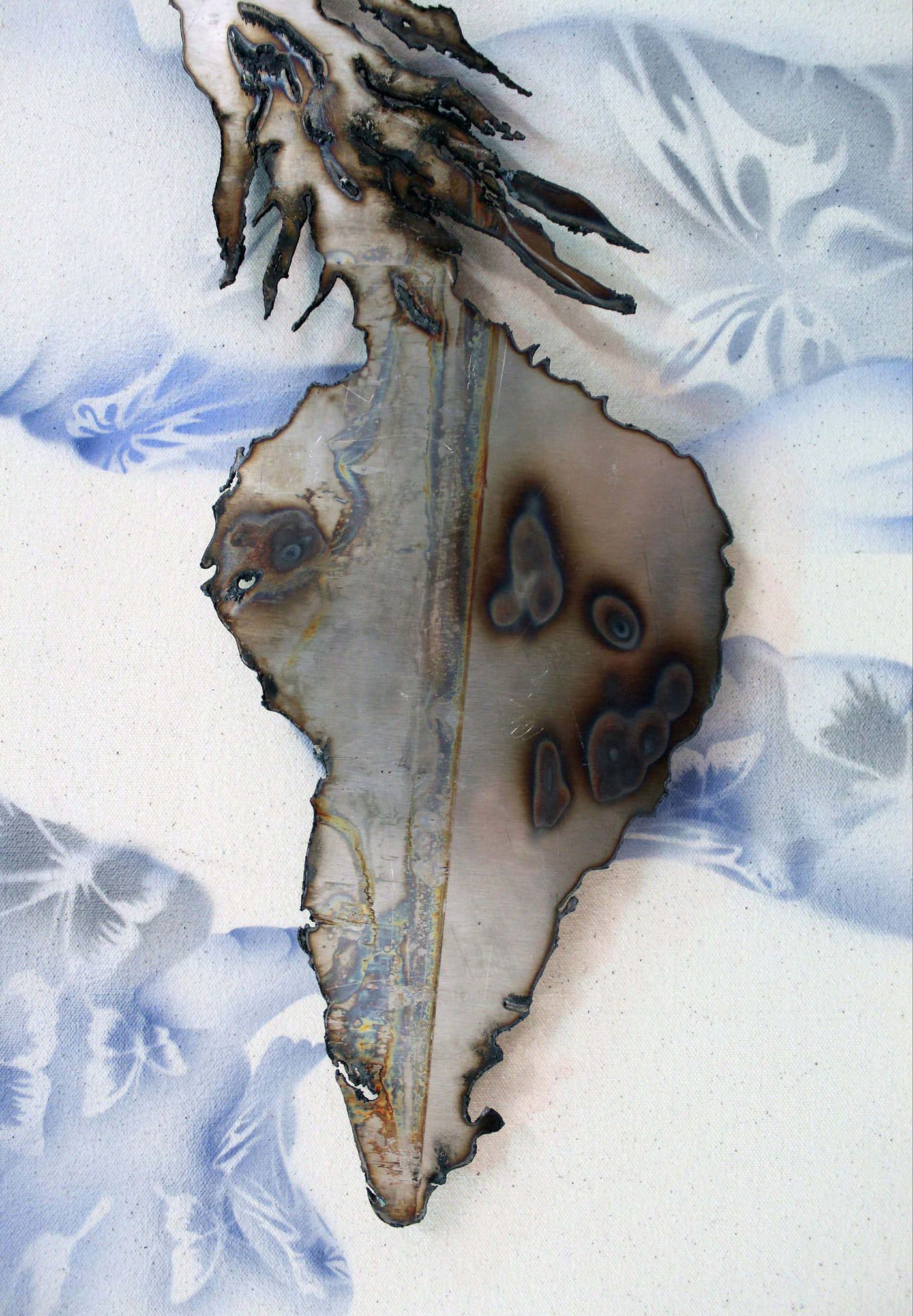 qori sonqon ukuhpitajj, wiqqñakuma waqallaantajj (detail), 2021. Indigo pigment, cochineal, fire, steel, pulverized selenite, and glitter on raw canvas; 68 x 68 x 18 in.