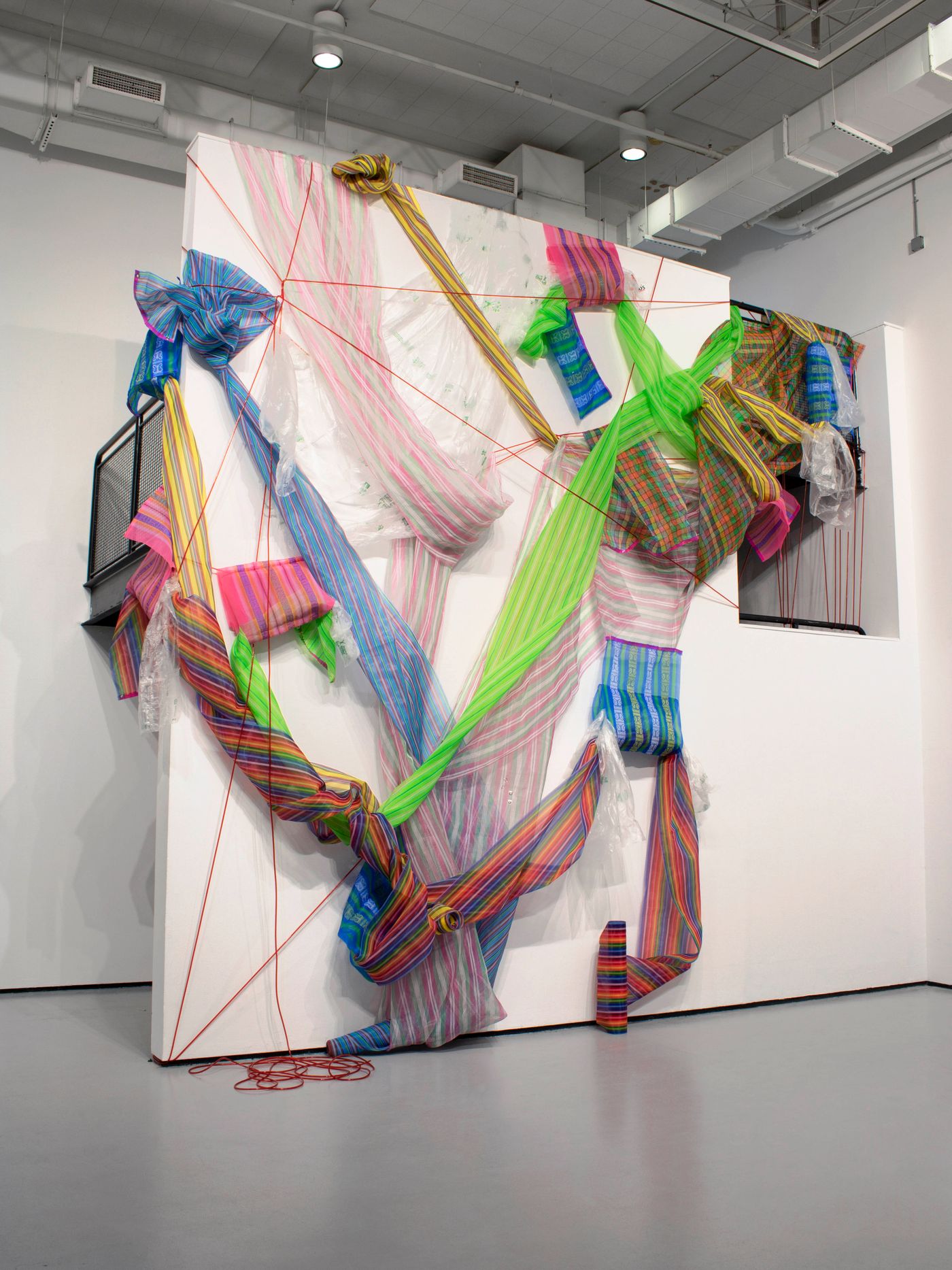 En camino / On the way, 2022. Monofilament meshes, plastic handle tubing, and sewn grocery bags; 17.5 x 19.5 ft. Photo courtesy the artist.
