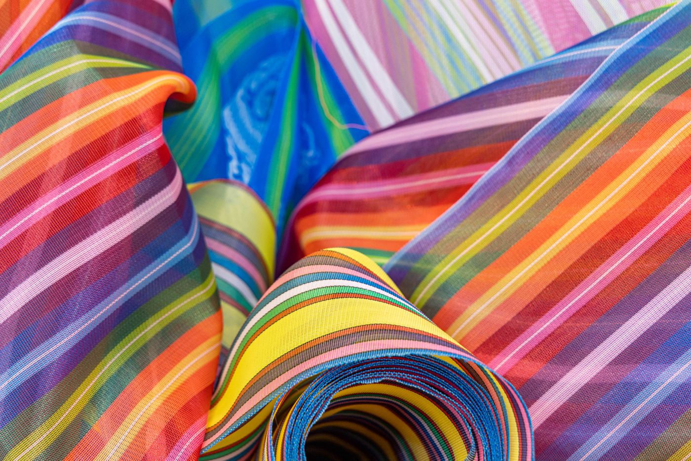 En camino / On the way (detail), 2022. Monofilament meshes, plastic handle tubing, and sewn grocery bags; 17.5 x 19.5 ft. Photo: Meghan Olson.