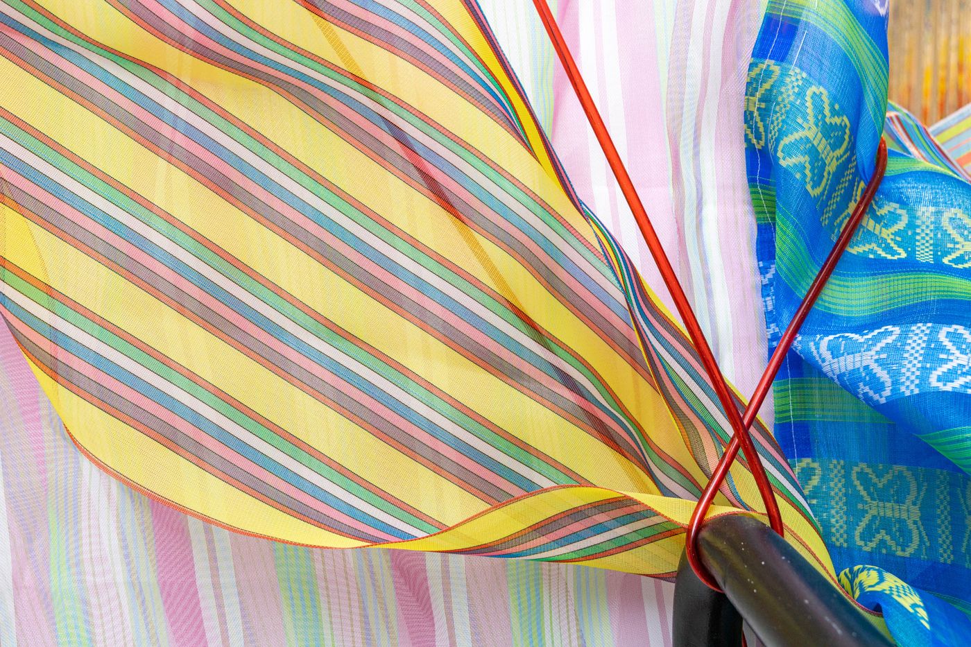 En camino / On the way (detail), 2022. Monofilament meshes, plastic handle tubing, and sewn grocery bags; 17.5 x 19.5 ft. Photo: Meghan Olson.