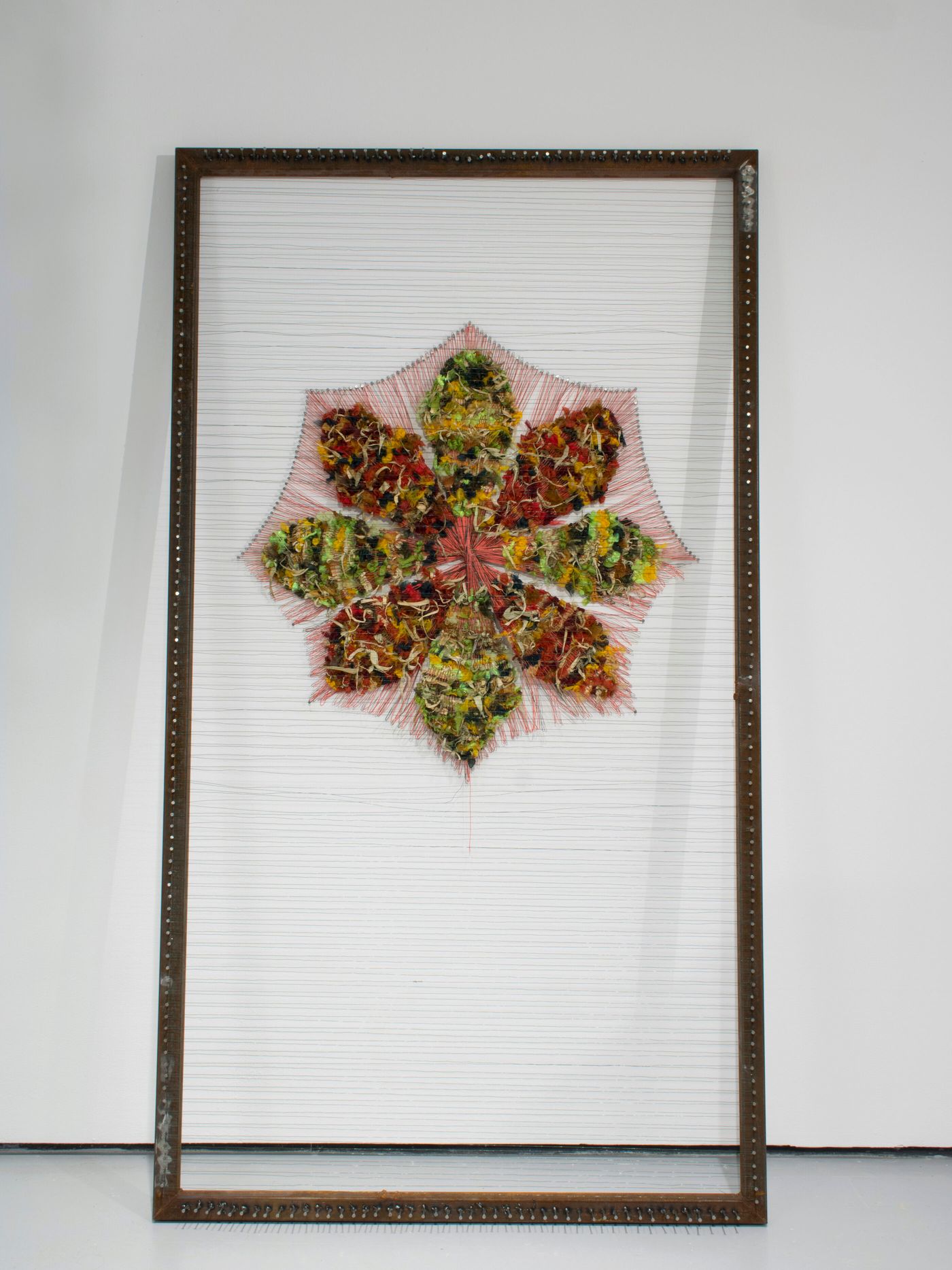 faa1/flor de la tierra con su protector, 2021-22. Silk organza, steel, nylon string, corn leaves, plastic glitter, floral wire and nails; 52 x 93 x 14 in. Photo: Sebastián Pérez.