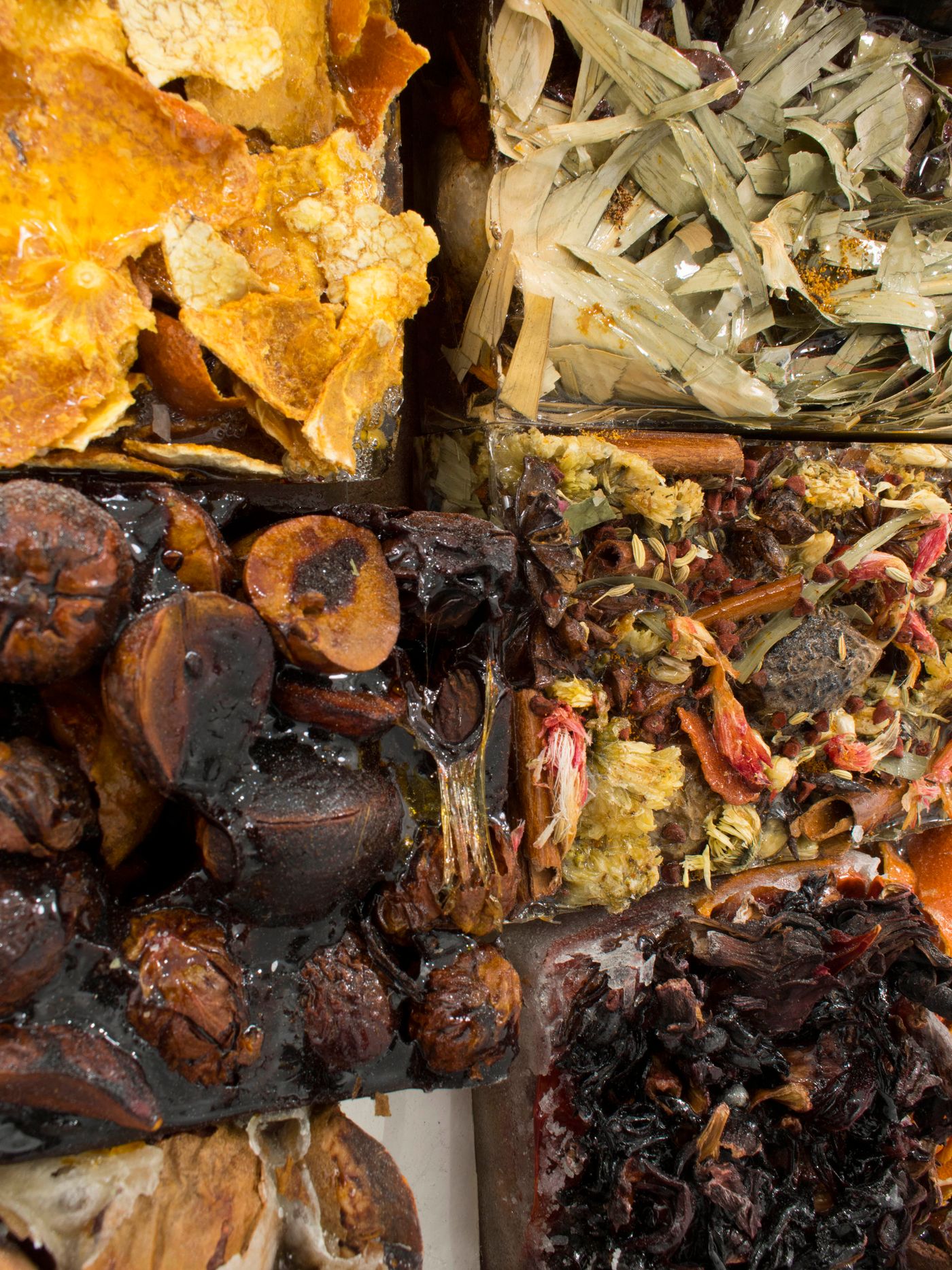 contra la pared (detail), 2021-22. Avocado pits, achiote seeds, flor de jamaica, jasmine tea, chrysanthemum tea, orange peels, dried chili peppers, chili pepper seeds, dried black beans, cinnamon sticks, fennel seeds, peppercorn, star anise, bamboo leaves, White Rabbit candy casted in resin or sugar (most of the food ingredients are from family, friends and shared meals); 12 x 73 x 5 in. Photo: Sebastián Pérez.